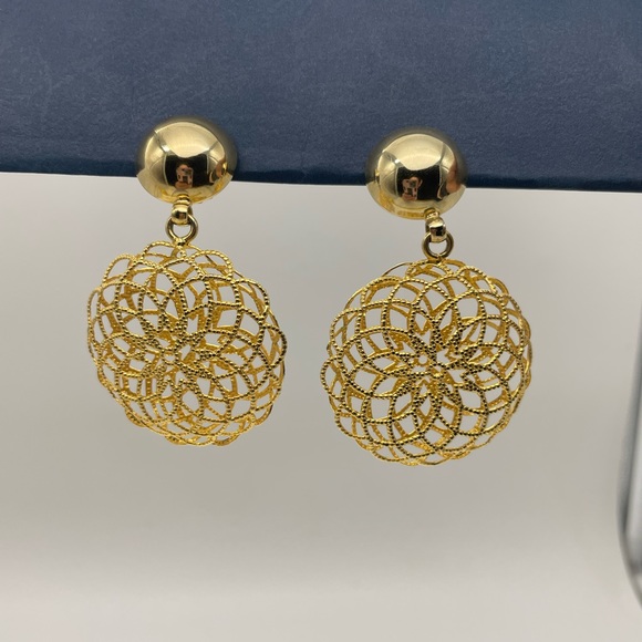 Clip on earring with gold tone gold tone netting - Picture 1 of 3